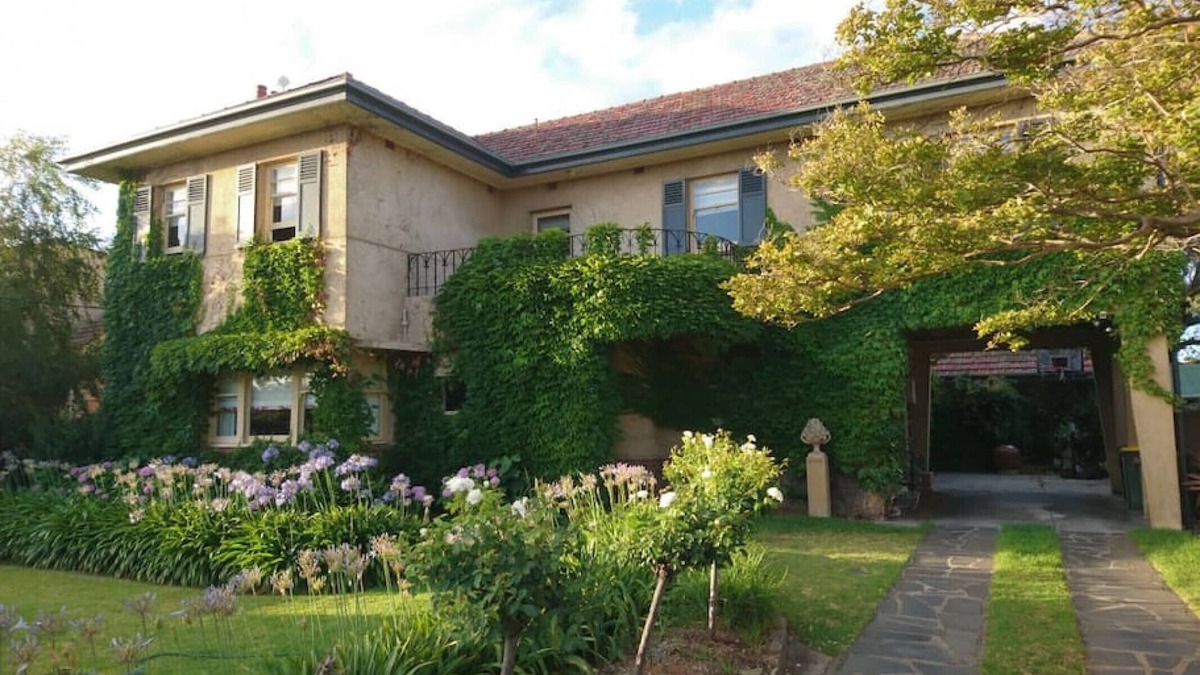 Glenelg House | Beautiful 2 story Manor close to beach and all