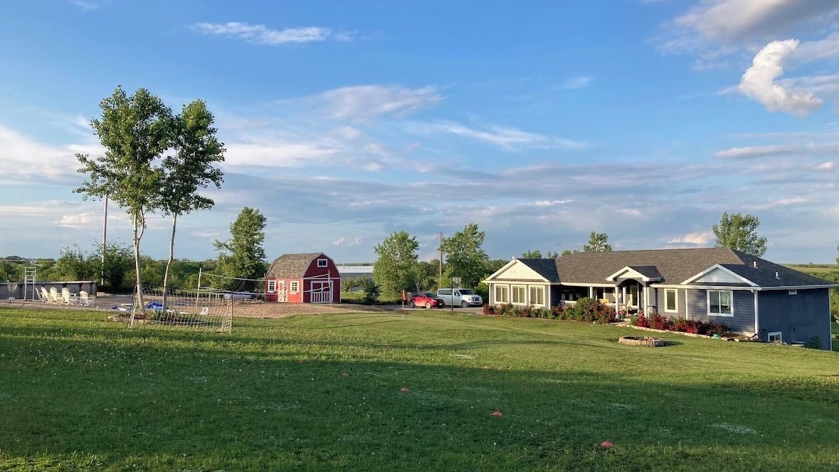 Pottawatomie County House | Beautiful 2800 sq ft., 4 bedroom country home with private beach and pool!