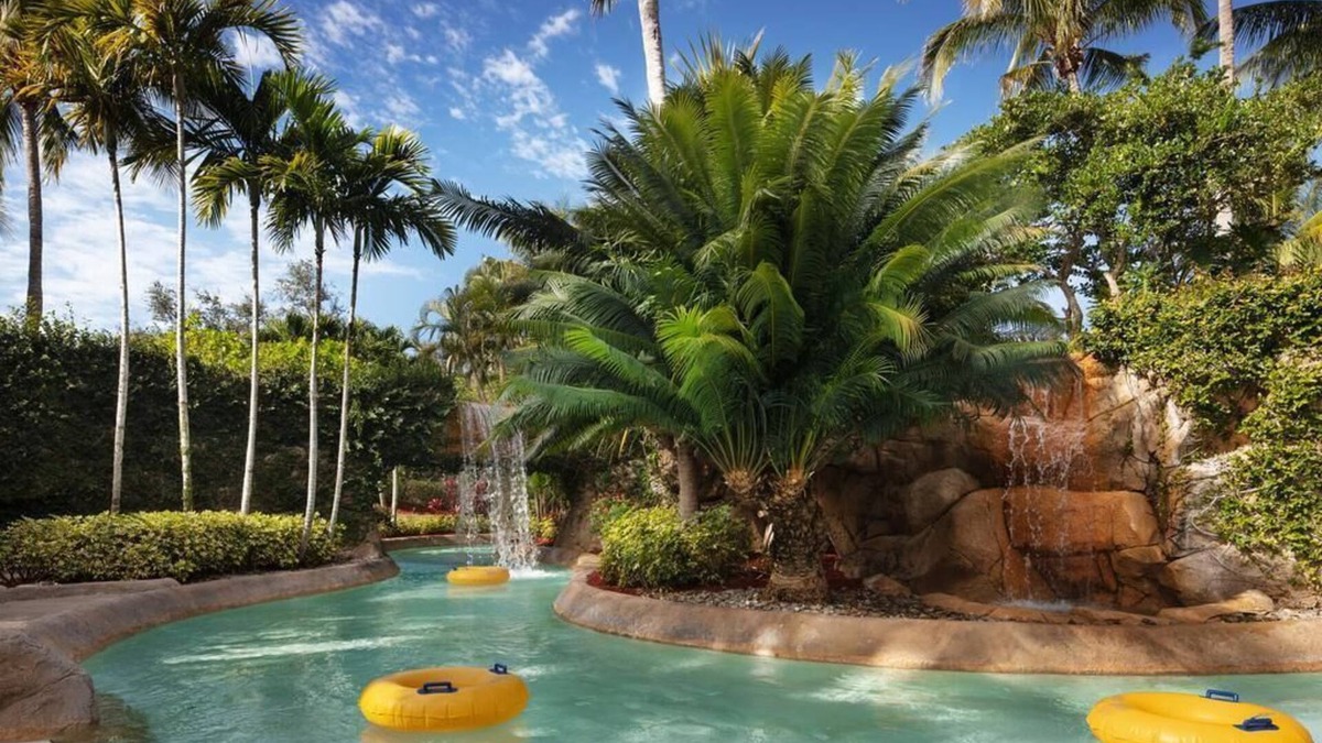 Bonita Springs Condo | Beautiful 2bd 2 b condo located on golf course with lazy river and private beach