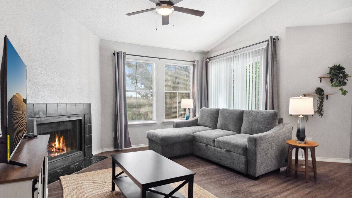 Coronado Hills Apartment | Beautiful 2BD/2BA in University Hills 8653