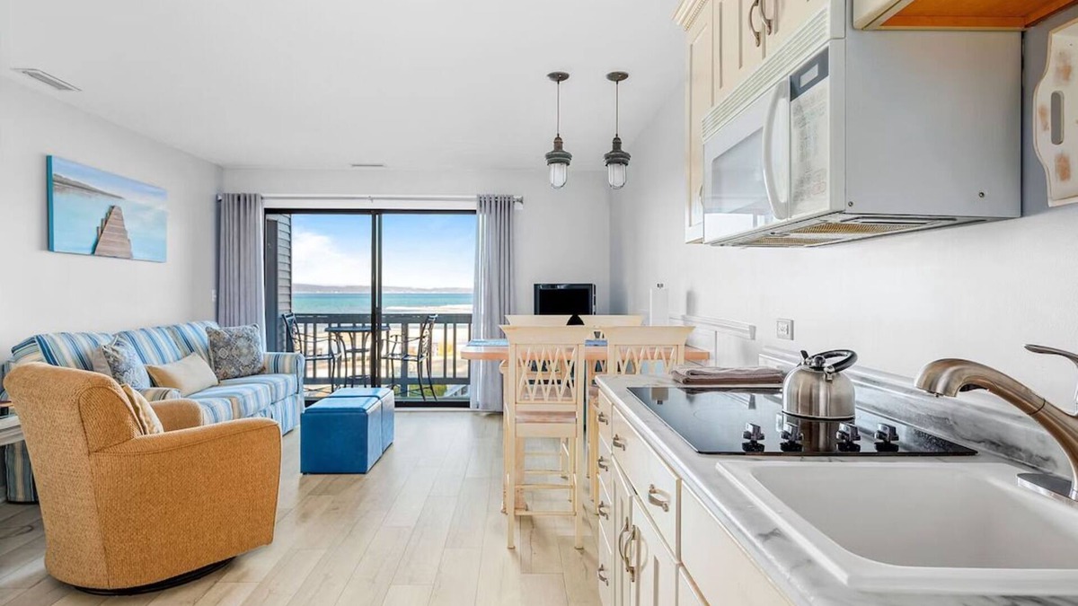Acme Condo | 🏖️ Beautiful 2BDR Lake View Getaway @ The Shores ➠ 5579