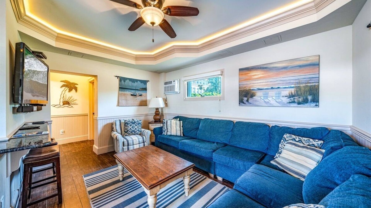 North End Condo | Beautiful 2BR/2BA Condo w/Pool-Sleeps 8 & Only 2 Blocks to Ocean City Beach!