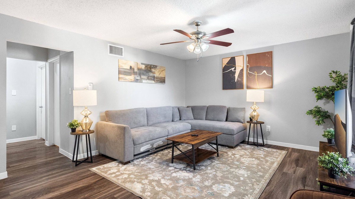 Hancock Apartment | Beautiful 2BR 5 Mins to UT 8676