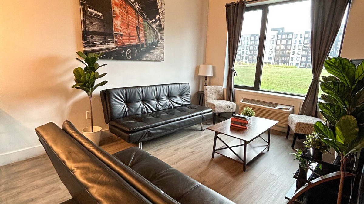 Elizabeth Apartment | Beautiful 2BR Next to Airport 5439