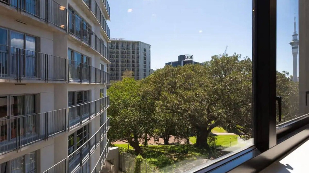 Newton House | Beautiful 2BR Unit next to Myers Park Zodiak Stays