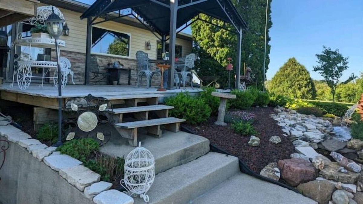 Holcomb House | Beautiful 3 Acre Retreat, Minutes from Rockford! Sleeps 21