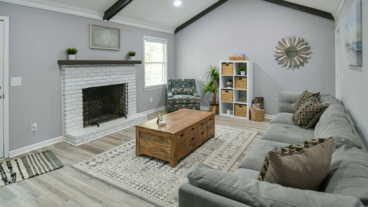 Columbia House | Beautiful 3 BD/2 BA Home with Ping-Pong, Arcade, Grill, and 2 Dining Rooms