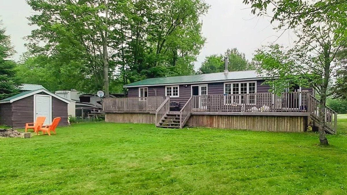 Minden Hills Cottage | Beautiful 3 Bdrm + Bunkie waterfront cottage near Gull Lake