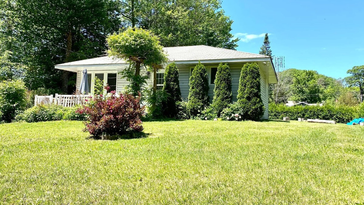 Balm Beach House | Beautiful 3-Bdrm Cottage close to Ski Resorts w/Hot Tub, Game Room, & more!