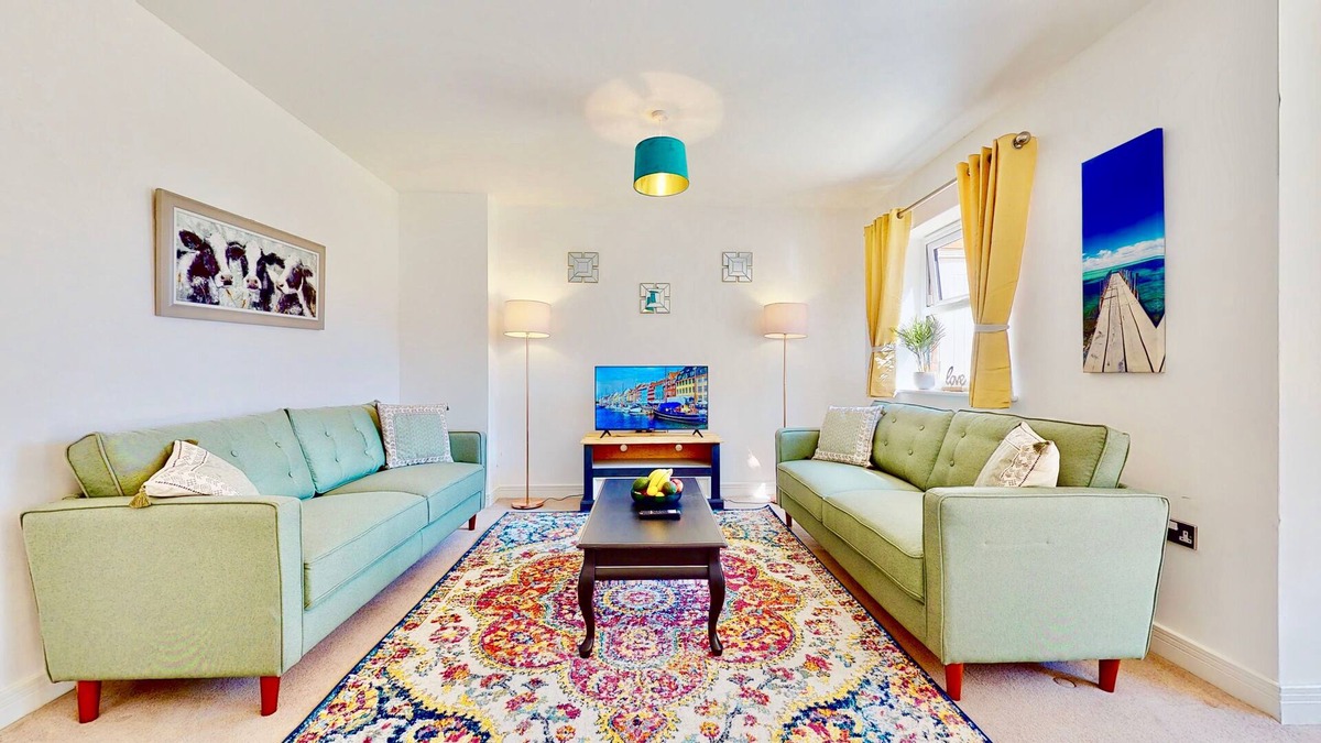 Eccles House | Beautiful 3 Bed Semi-detached House With Driveway and Garden, King's Hill