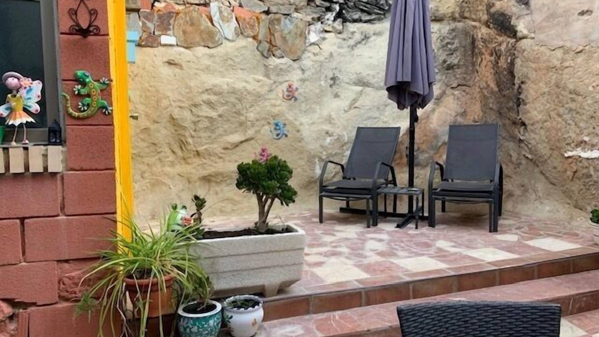Sax House | Beautiful 3-Bed Town House with garden in Sax