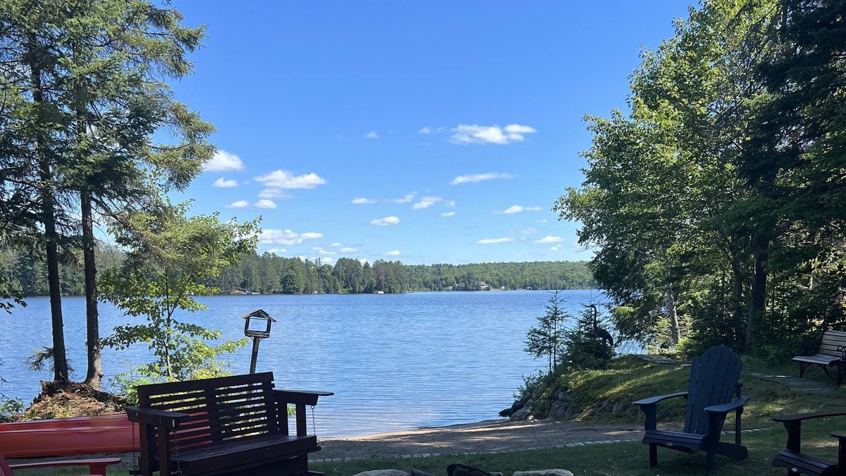Strong Cottage | Beautiful 3 Bedroom Cottage located on Deer Lake!