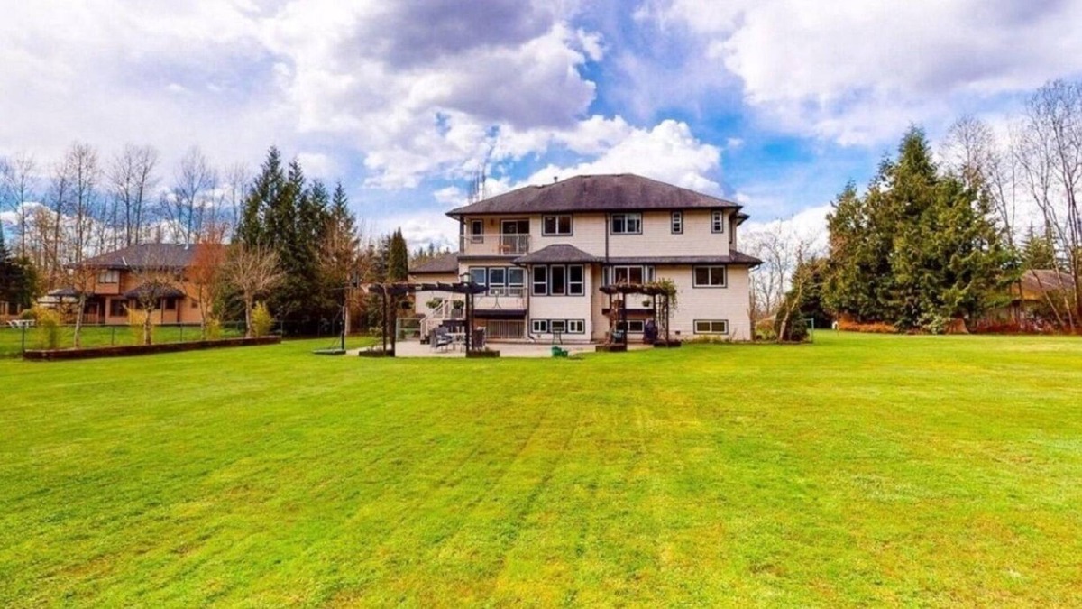 Maple Ridge House | Beautiful 3-bedroom suite on 1 Acre