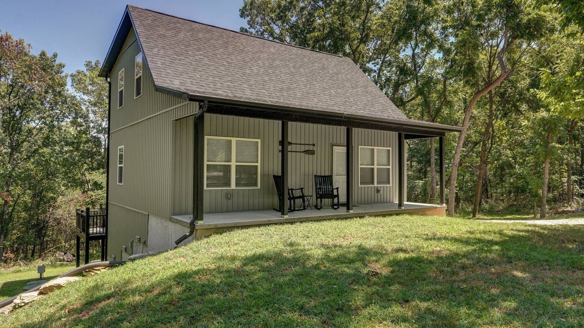 Umber View Heights Cabin | Beautiful 3 bedroom cabin in the woods close to the lake