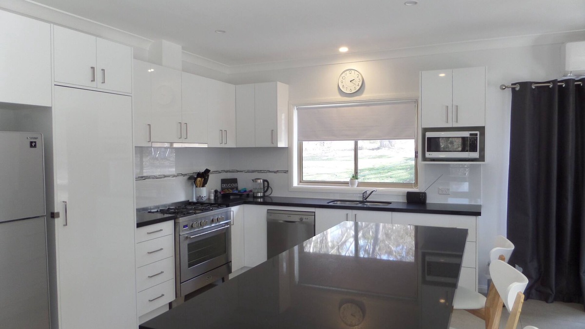 Portland House | Beautiful 3 bedroom cottage on 25 acres with visiting native birds & wildlife