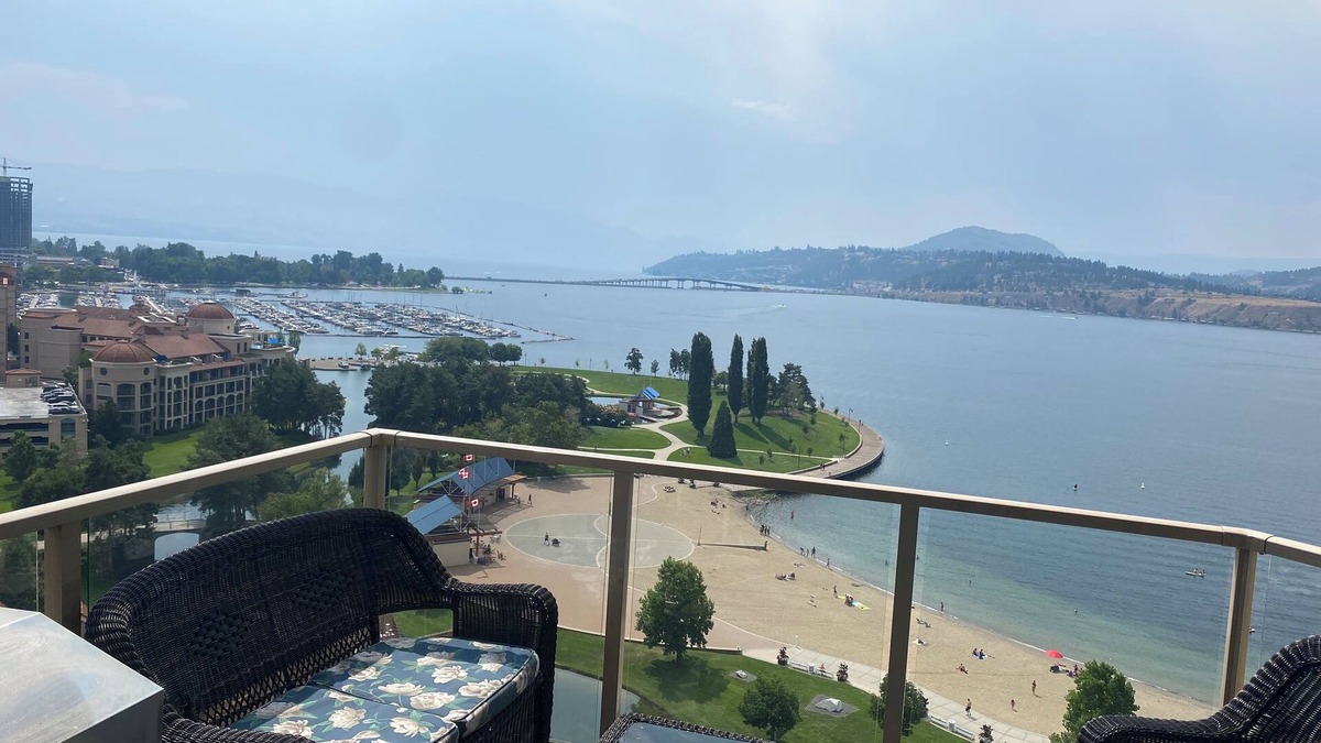 North End Apartment | Beautiful 3 bedroom condo with a Breathtaking view of the Lake