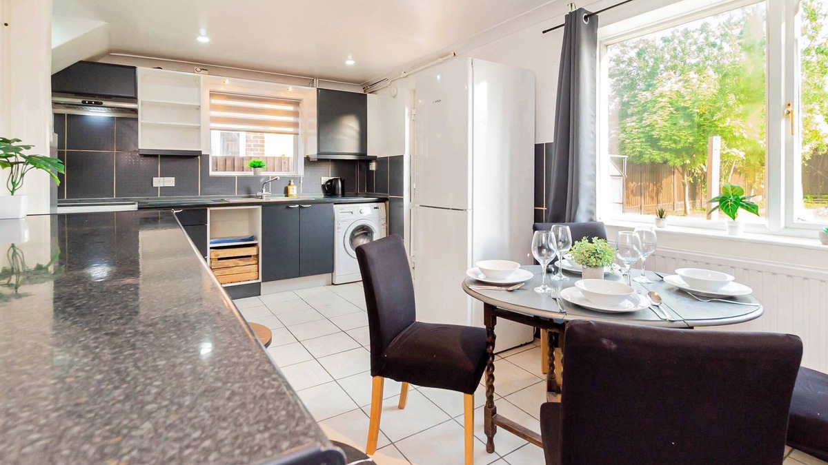 Eight Ash Green House | Beautiful 3 Bedroom Home with Parking & Garden