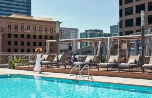 Downtown Los Angeles Apartment | Beautiful 3 Bedroom High Rise with Pool, Hot Tub and Rooftop Views
