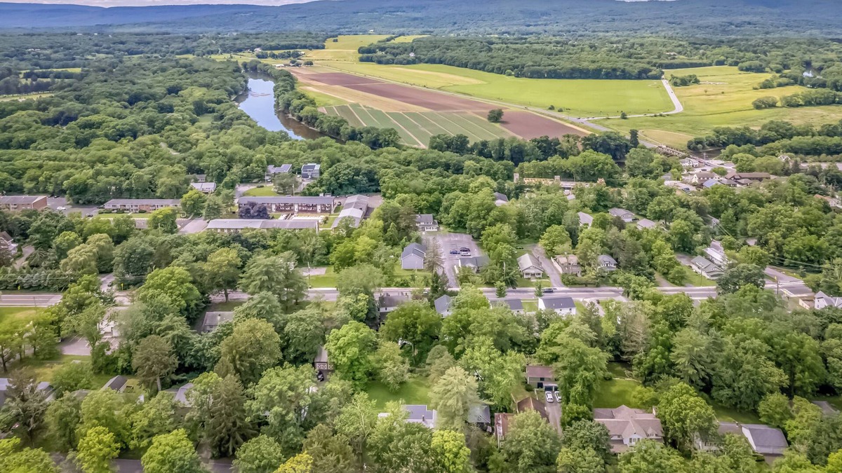 New Paltz House | Beautiful 3-bedroom house in New Paltz with AC, WiFi, SunDeck & Close to ALL