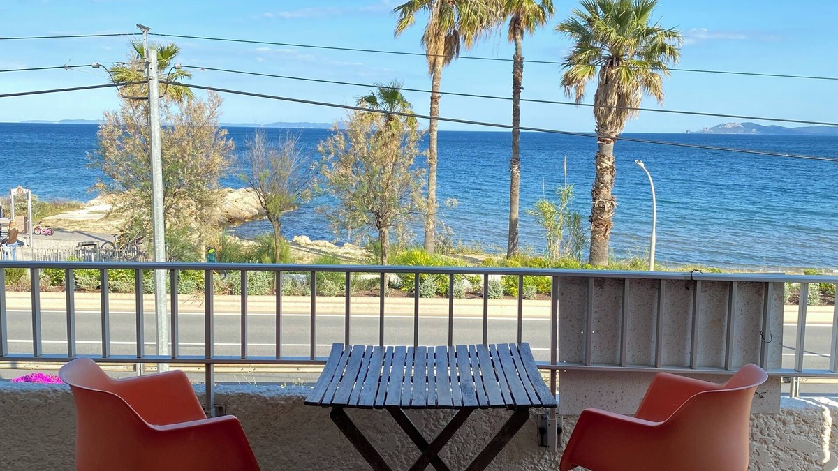 Toulon - Hyeres Apartment | Beautiful 3-bedroom (sleeps 8) located on the seaside facing Porquerolles island