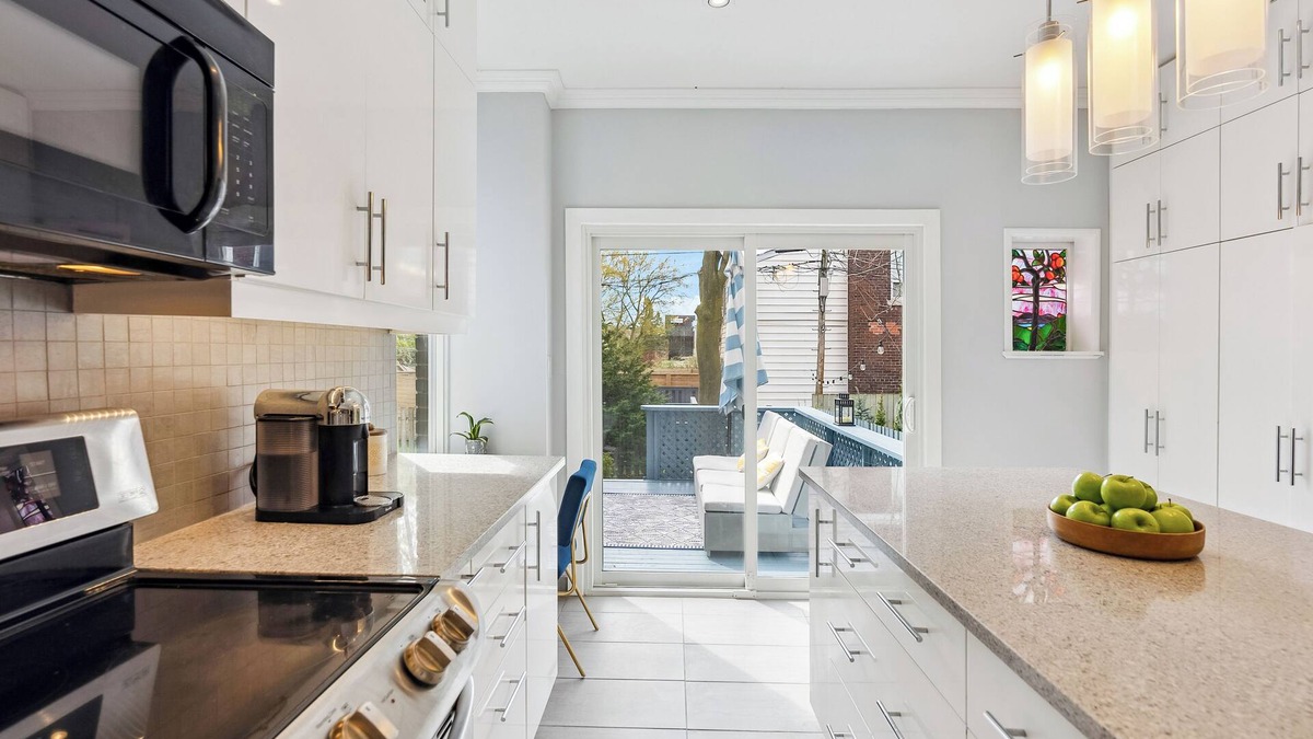 The Beach Triangle House | Beautiful 3 Bedroom Spacious Home in the Beaches w/Parking