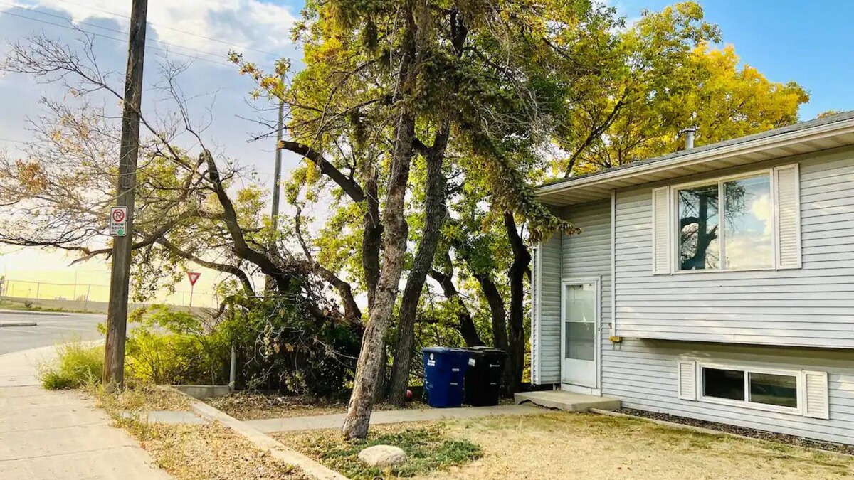 Saskatoon House | Beautiful 3-bedroom townhouse with free parking