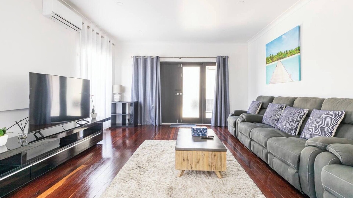 Royal Park House | Beautiful 3 Bedrooms BNB between Airport and Sea