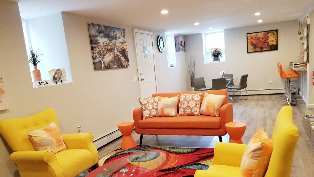 Pawtucket Apartment | 🤗Beautiful 3 BR apt, Fast WiFi & free Parking mins to Shopping Malls!🥳