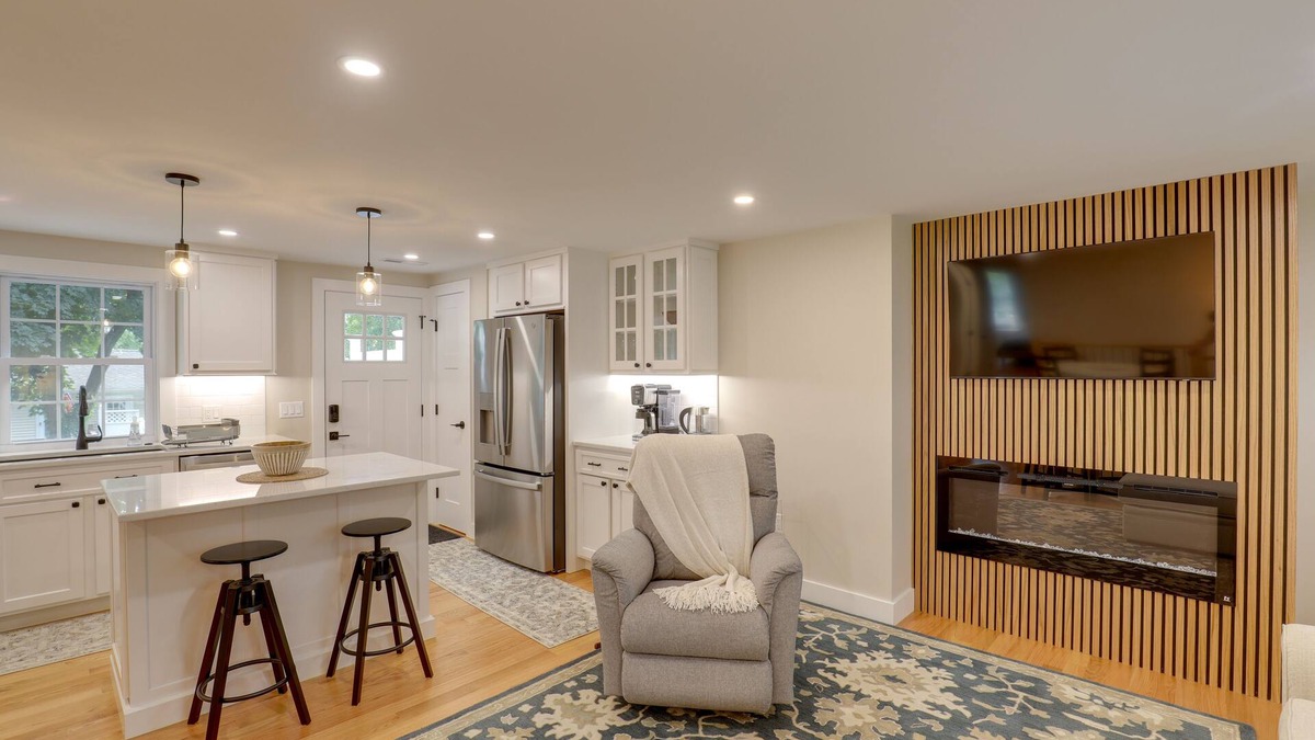 Bedford Condo | Beautiful 3 BR Home w/Workspace: 20 Min to Boston