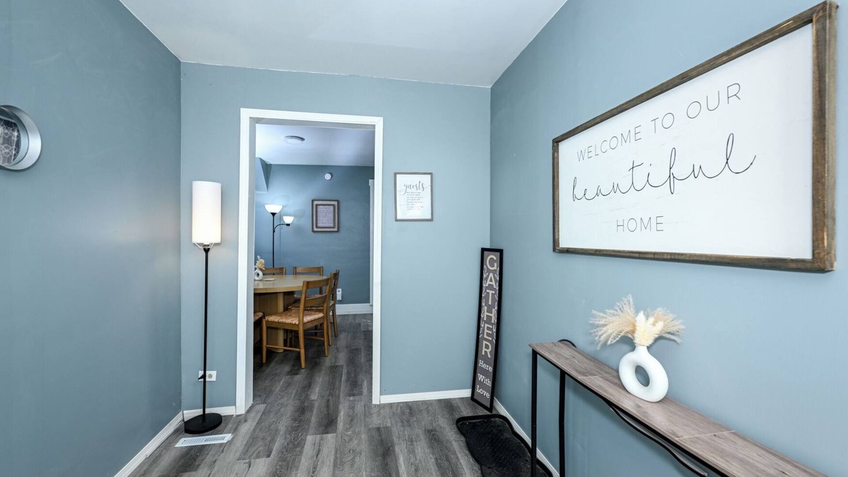 Firestone Park House | Beautiful 3 BR house in Akron,King bed , Smart Tv in each room & Firepit