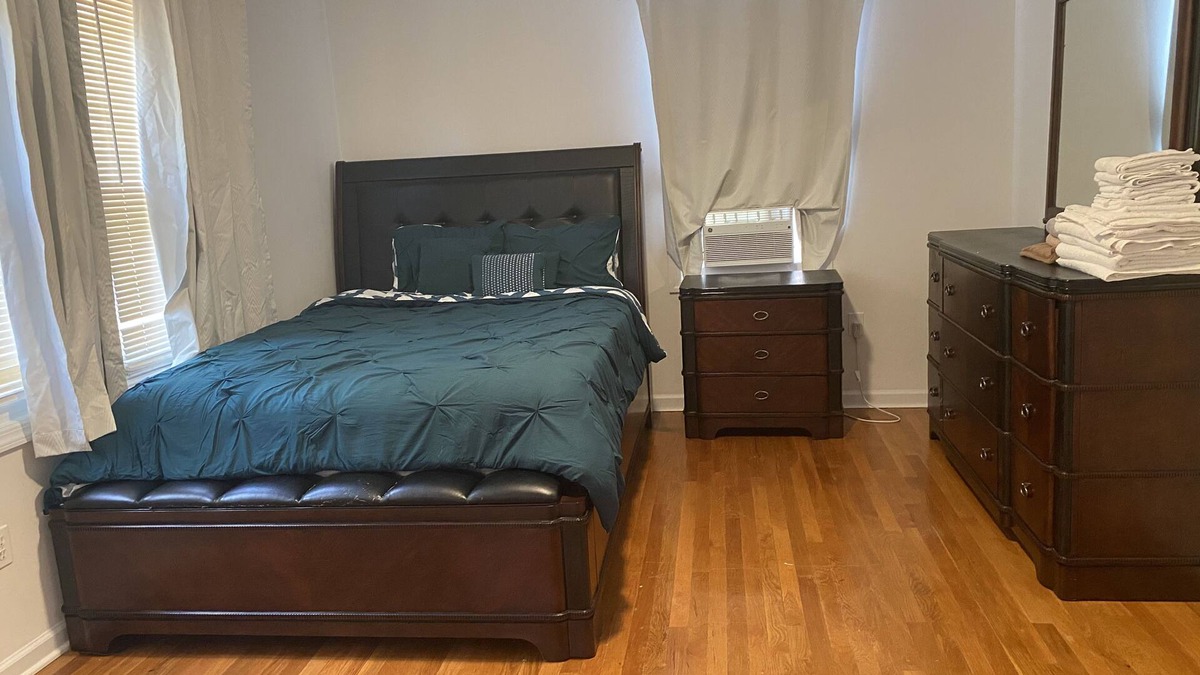 Williamsbridge House | Beautiful 3 level home free parking and self check in