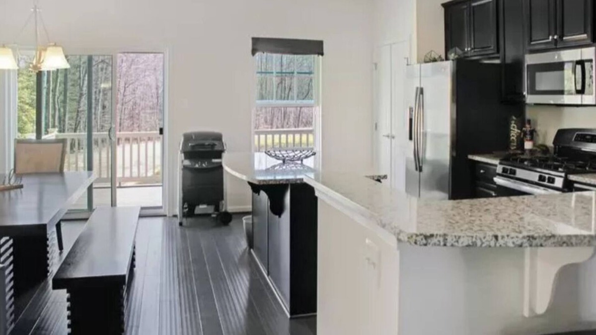 Waldorf House | Beautiful 3 level one car garage townhome