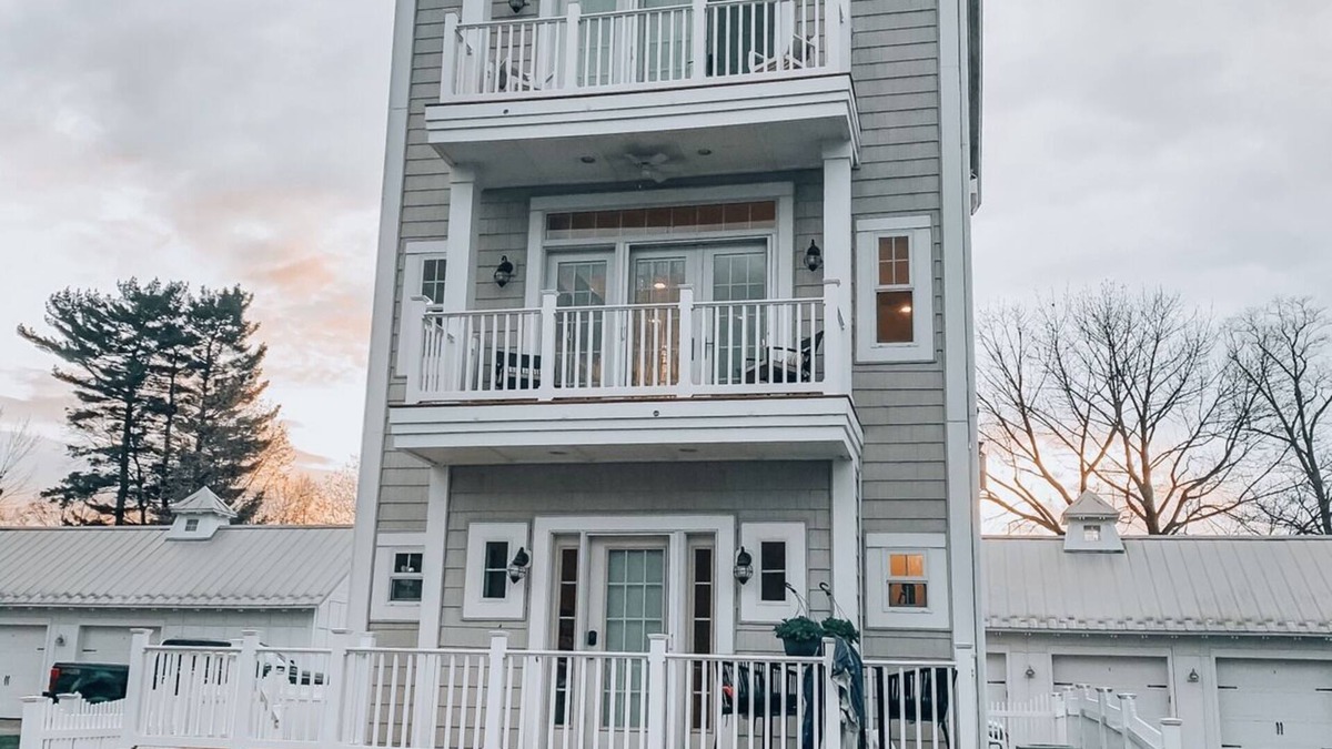 Summit Station House | Beautiful 3 story home on the lake, master suite's on 1st & 3rd floors.