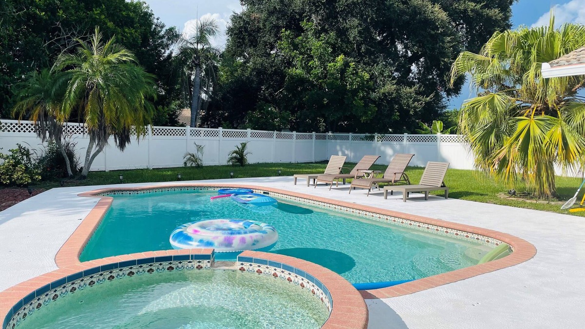 Gulf Gate Woods House | Beautiful 3B/2B Heated Pool Home Near Siesta Beach