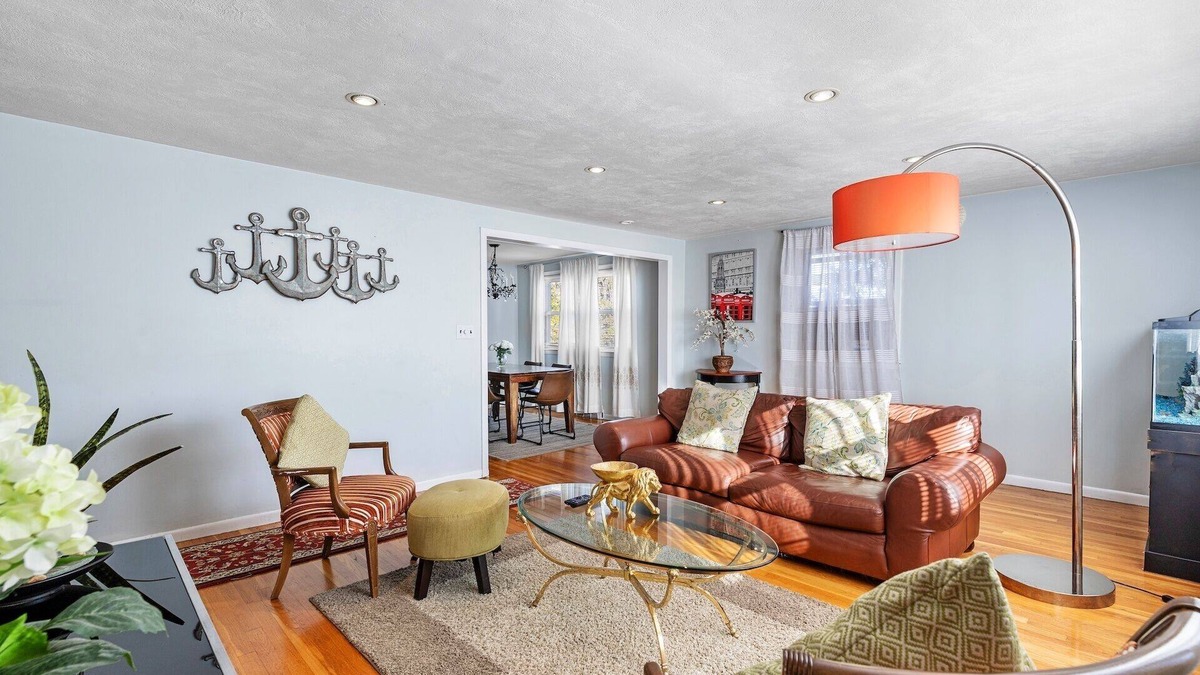 Waltham Apartment | Beautiful 3BD/1BA apartment W Parking 1337