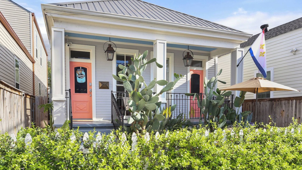 West Riverside House | Beautiful 3bed 2Ba Home in Uptown New Orleans! Close to Magazine St/Universities