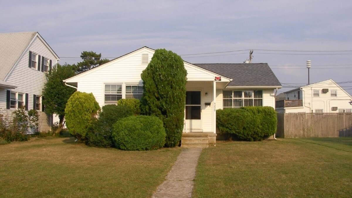 South End House | Beautiful 3BR 1.5 BA SINGLE HOME!