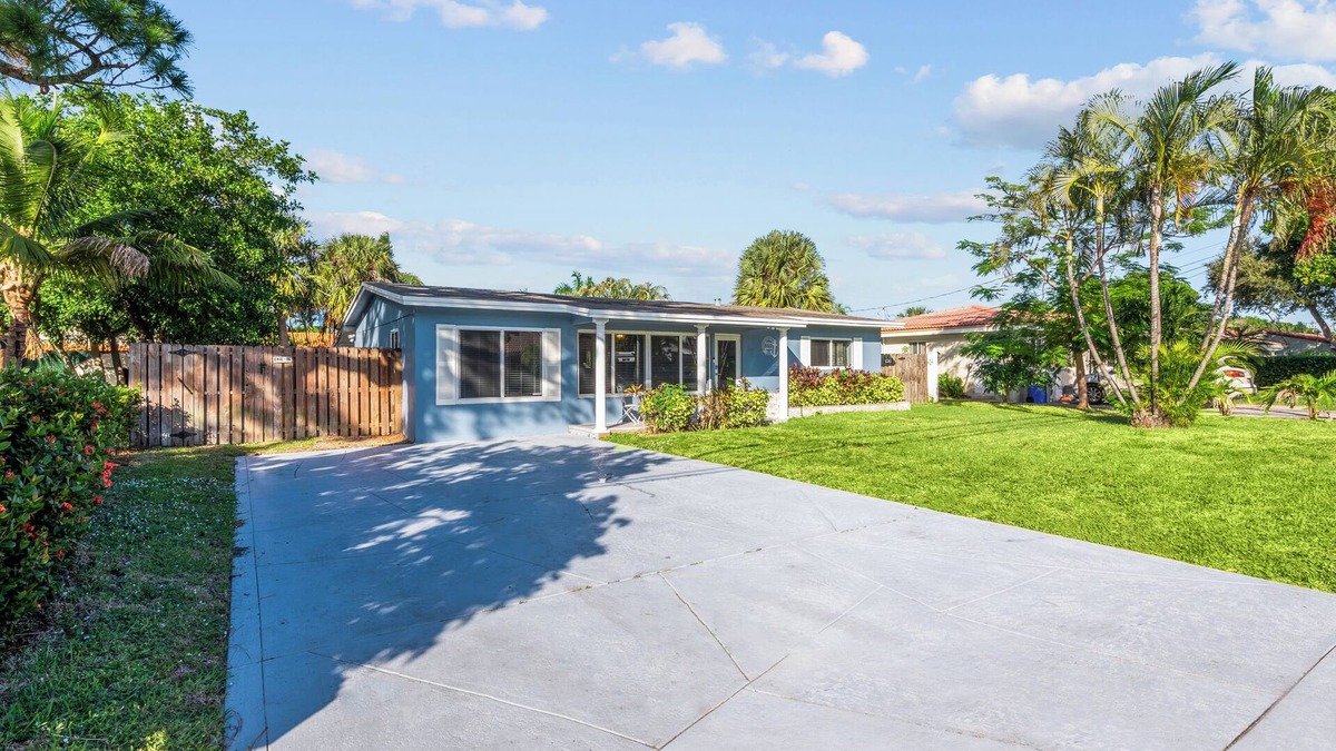 Survey Creek House | Beautiful 3BR/2BATH house HEATED Pool, grill, fenced yard, sleeps 8, remodeled,