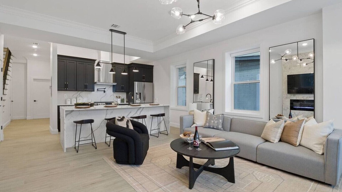 The Heights House | Beautiful 3BR 3.5BA Full Ensuite Duplex W/Backyard