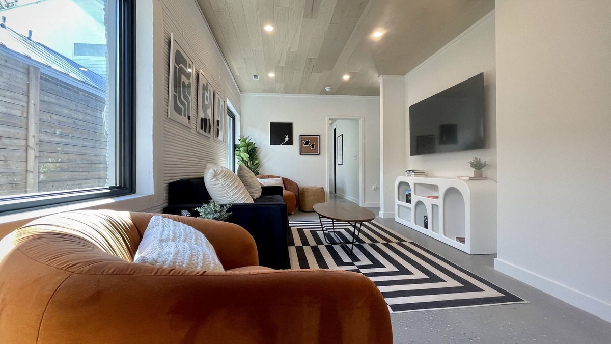 MLK House | Beautiful 3D Home 10 Minutes from Downtown | 4BD 3BA | Cowboy Pool