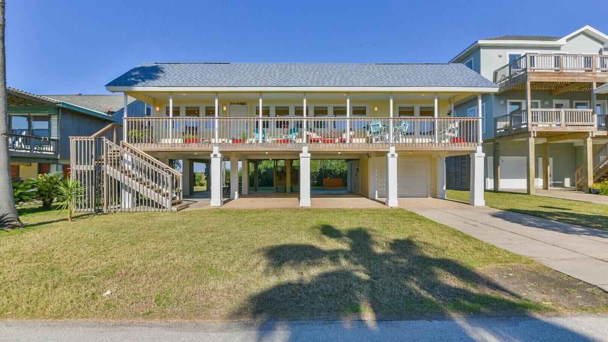 Bermuda Beach House | Beautiful 3rd row roomy Beach home with views, perfect for families and friends.
