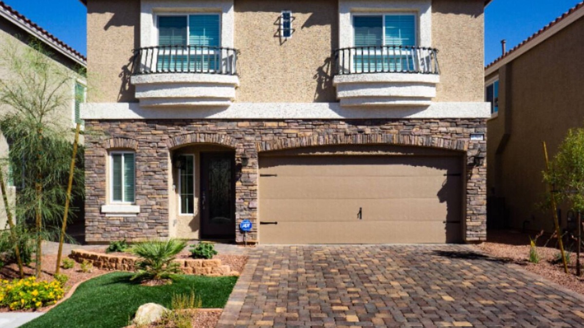 Enterprise House | Beautiful 4 bd/2.5 bath home. 5 min from the Strip, Allegiant Stadium & Airport.