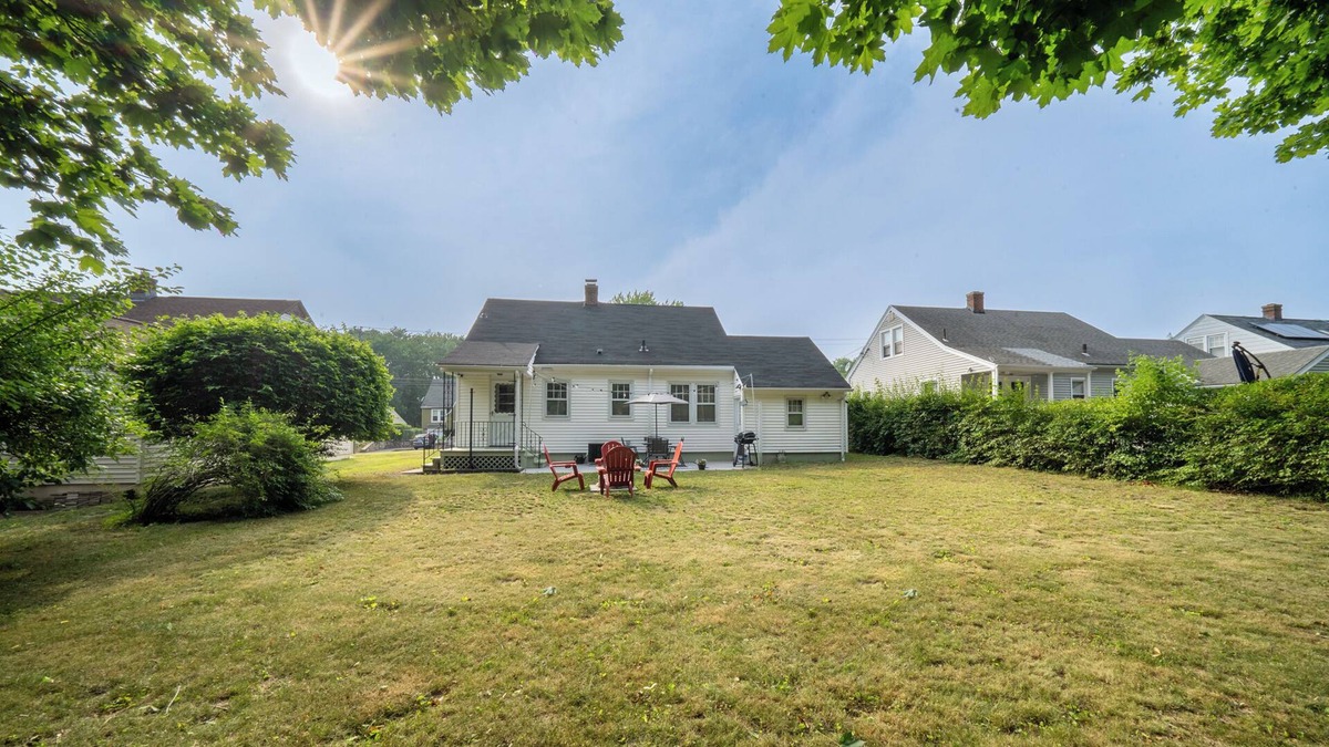 Waterbury House | Beautiful 4 bed, 2 bath centrally-located home