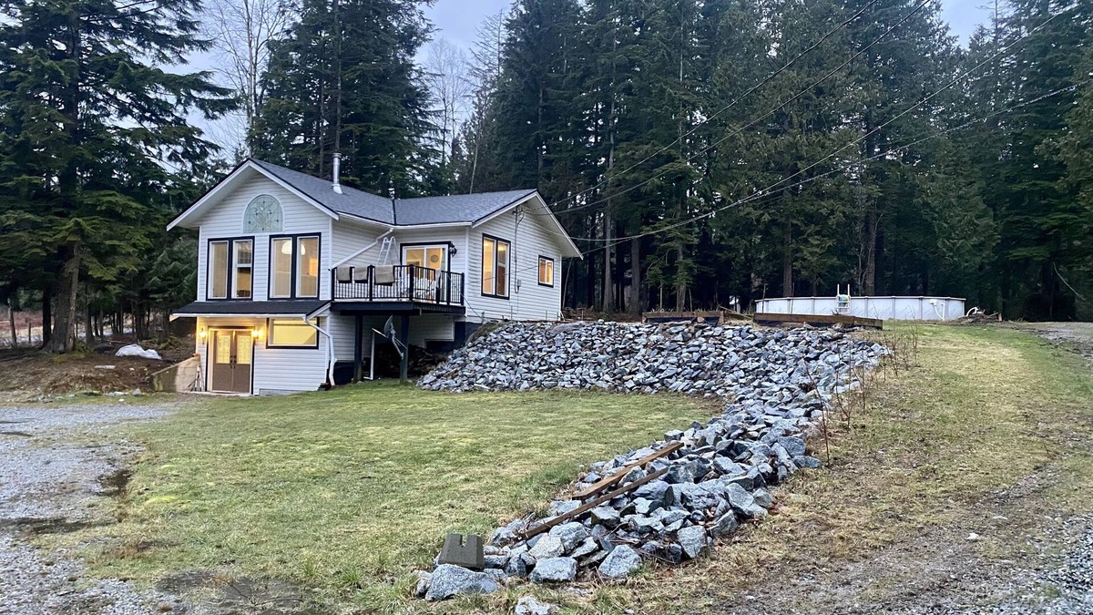 Hatzic House | Beautiful 4 bed 2 bath house on an Acreage