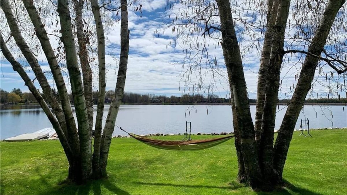 Selwyn Cottage | Beautiful 4 Bedroom Cottage on BuckHorn Lake