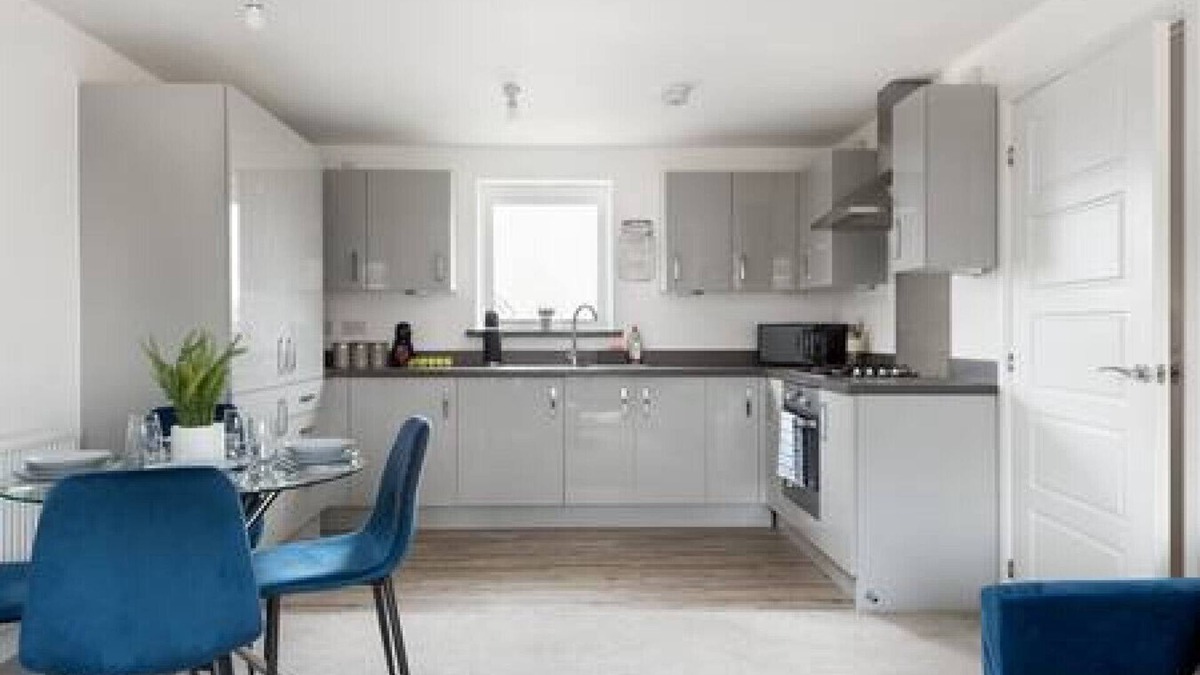 Newport Pagnell Apartment | Beautiful 4 Bed Flat In Milton Keynes With Parking