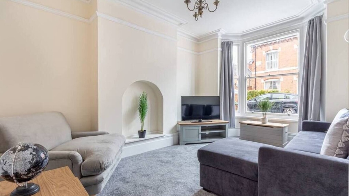 Pontrilas House | Beautiful 4 Bed House Worcester City Centre