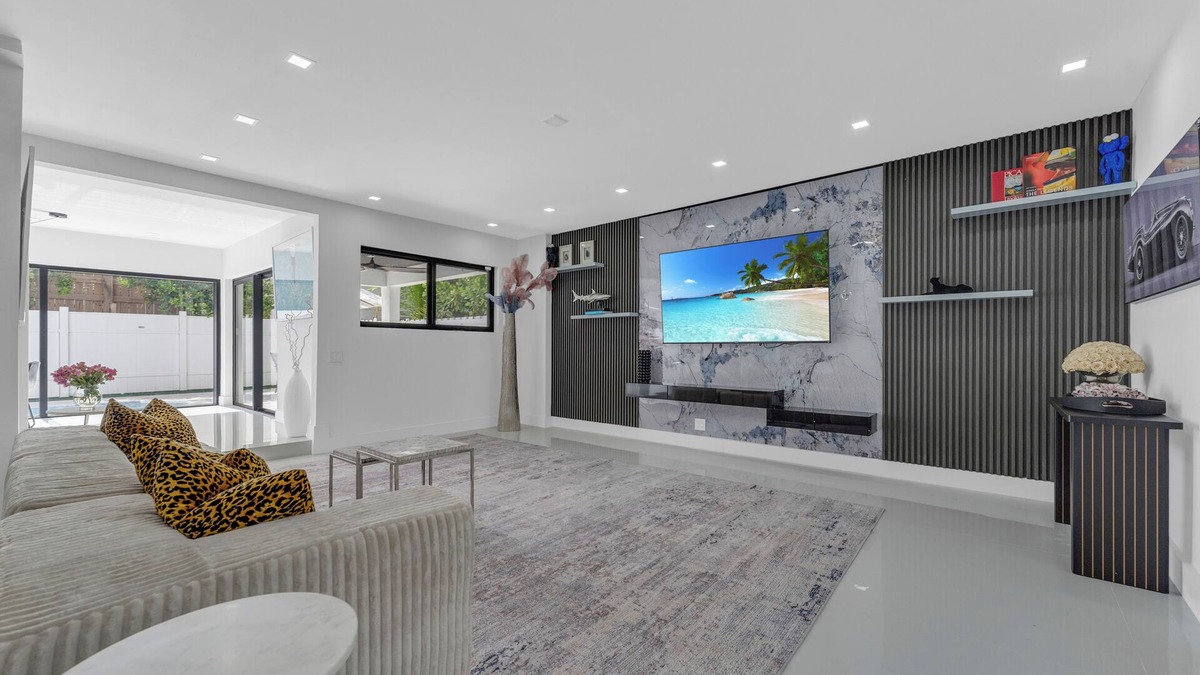 Lauderdale Beach House | Beautiful 4-bedroom beach house with pool and AC/Downtown