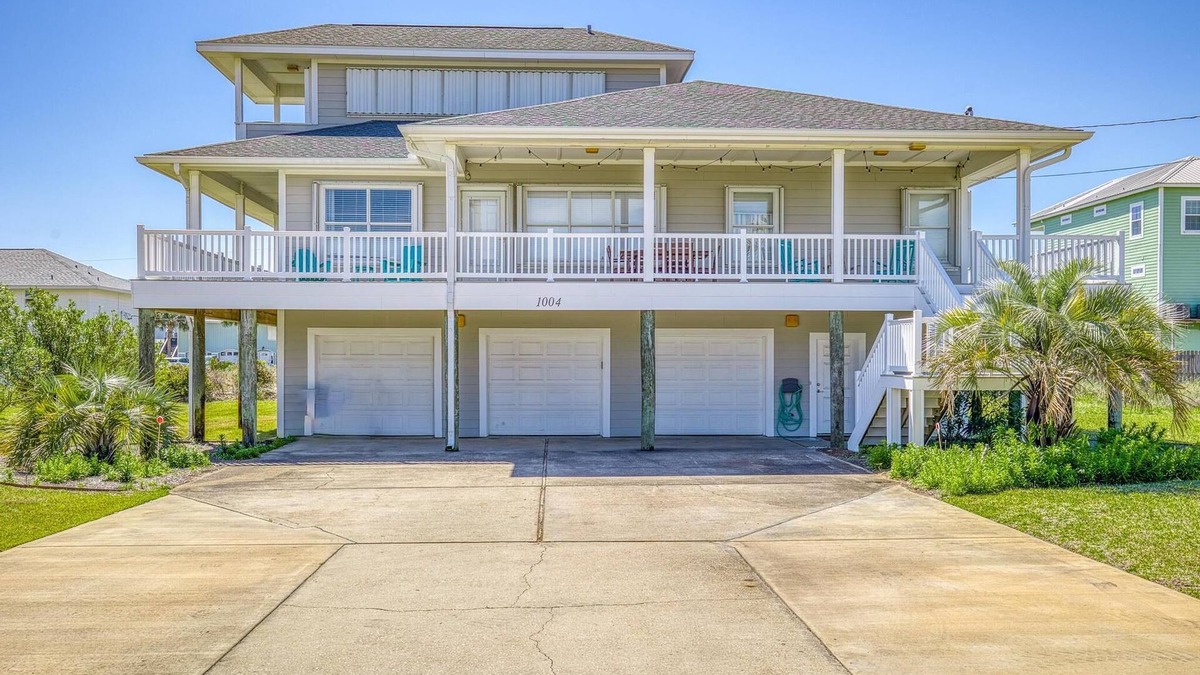 Toilla Segunda House | Beautiful 4 Bedroom home just steps to the beach/Sleeps 10!