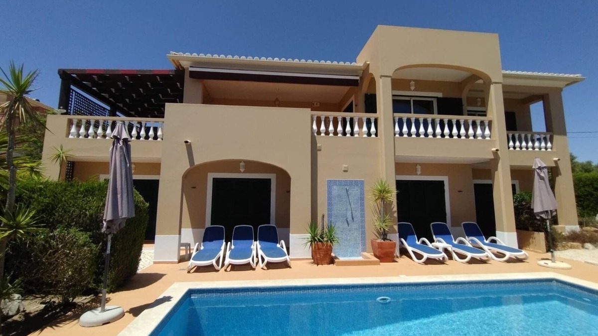 Albardeira Villa | Beautiful 4 Bed Villa, close to the beach with private swimming pool & WiFi